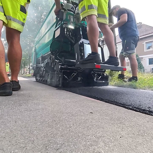 🖤👷‍♂️ Heute waren unsere Asphalti’s mit dem innovativen Vögele 500 Elektro in Mindelheim unterwegs. 🚧
Der Vögele 500...